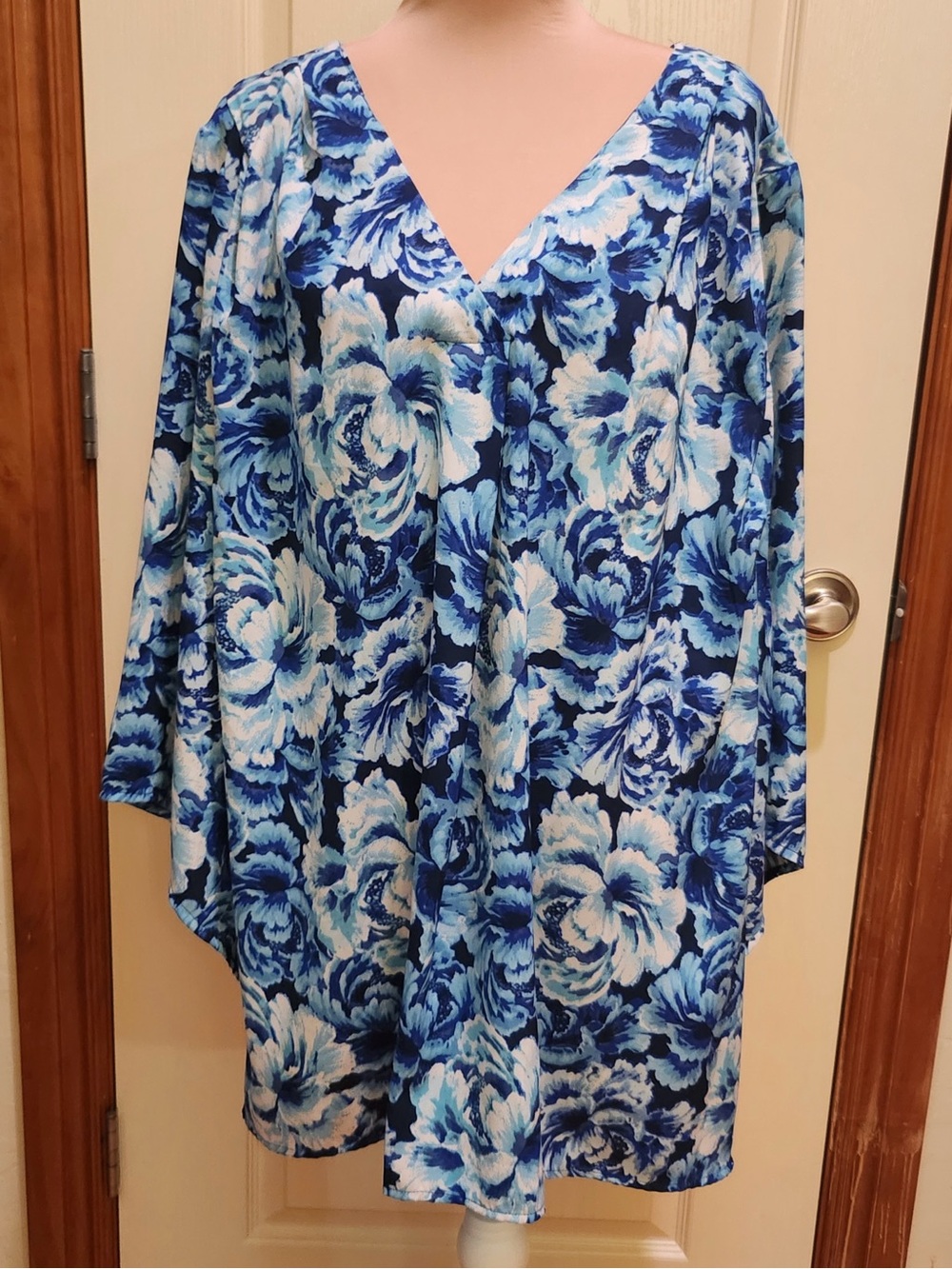 Catherines Women’s Lightweight Blue Floral V-Neck Tunic Top Size 26/28W 3X